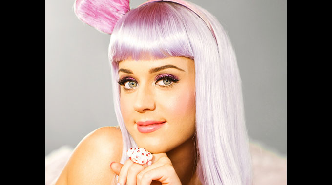 Segredo do cabelo da Katy Perry é decapagem.
